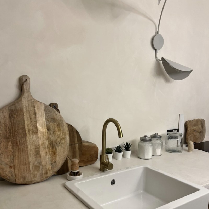 Béton ciré ISY mur cuisine - couleur 37. Beige