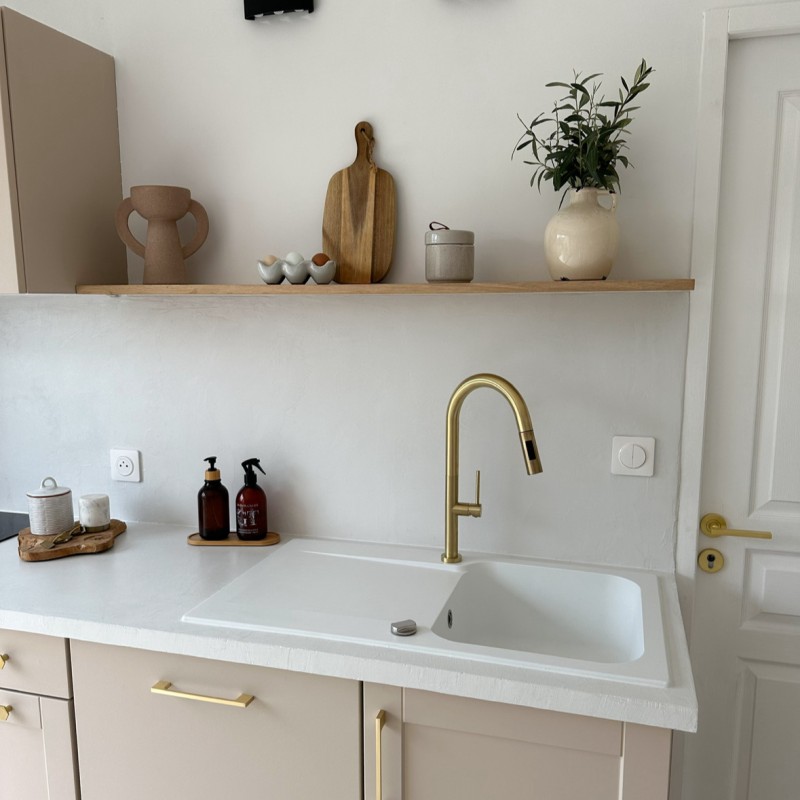 Béton ciré ISY mur cuisine - couleur 41. Banquise