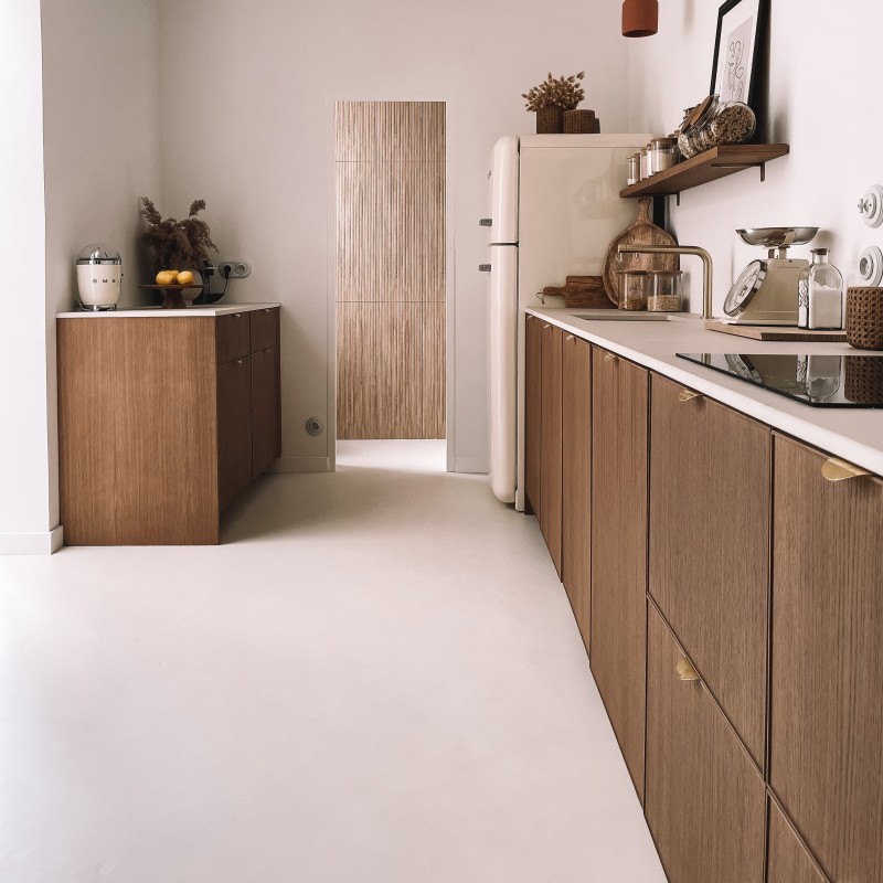 Béton ciré ISY cuisine - sol couleur 40. Blanc cassé