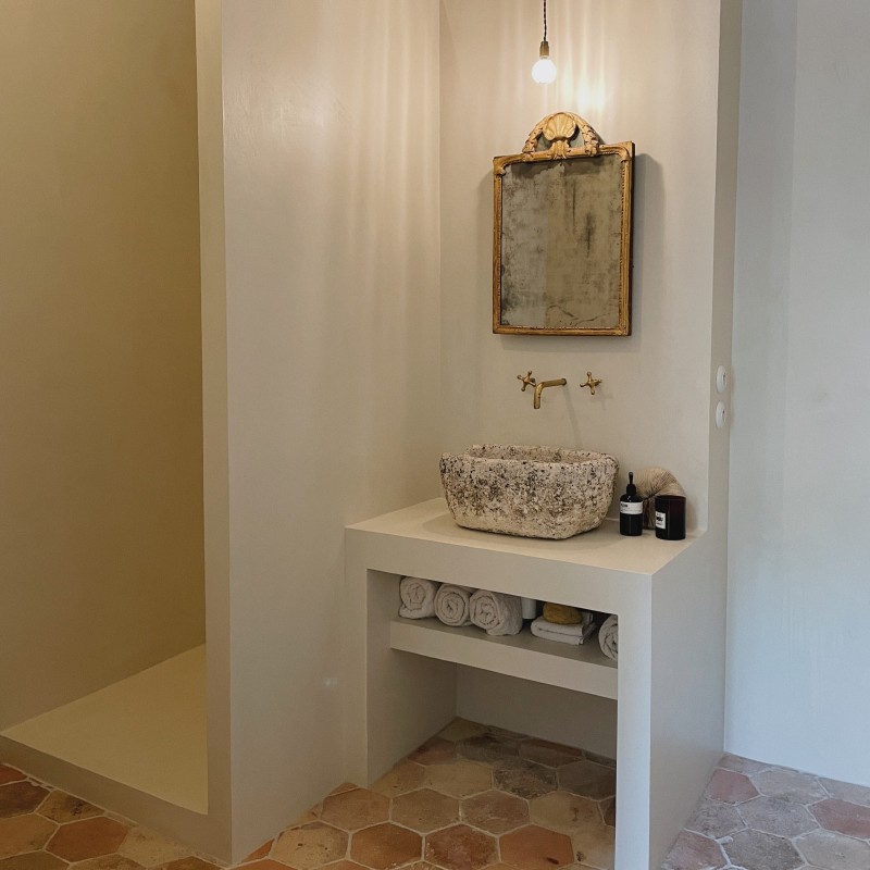 Béton ciré ISY meuble vasque et douche -  couleur 40. Blanc cassé