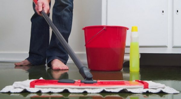 Nettoyage du béton ciré avec une serpillère humide et un nettoyant neutre