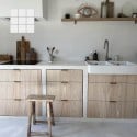 Béton ciré ISY prêt à l'emploi sur carrelage plan de travail - couleur 40. Blanc cassé