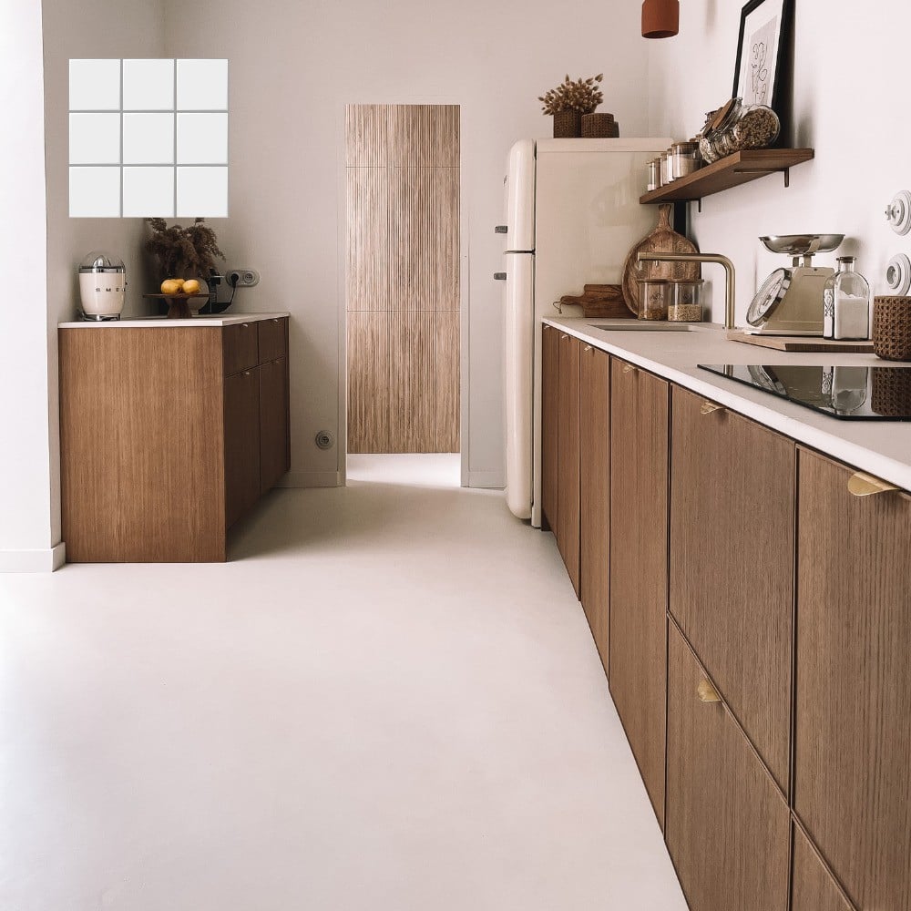 Béton ciré ISY sur carrelage sol - couleur 40. Blanc cassé