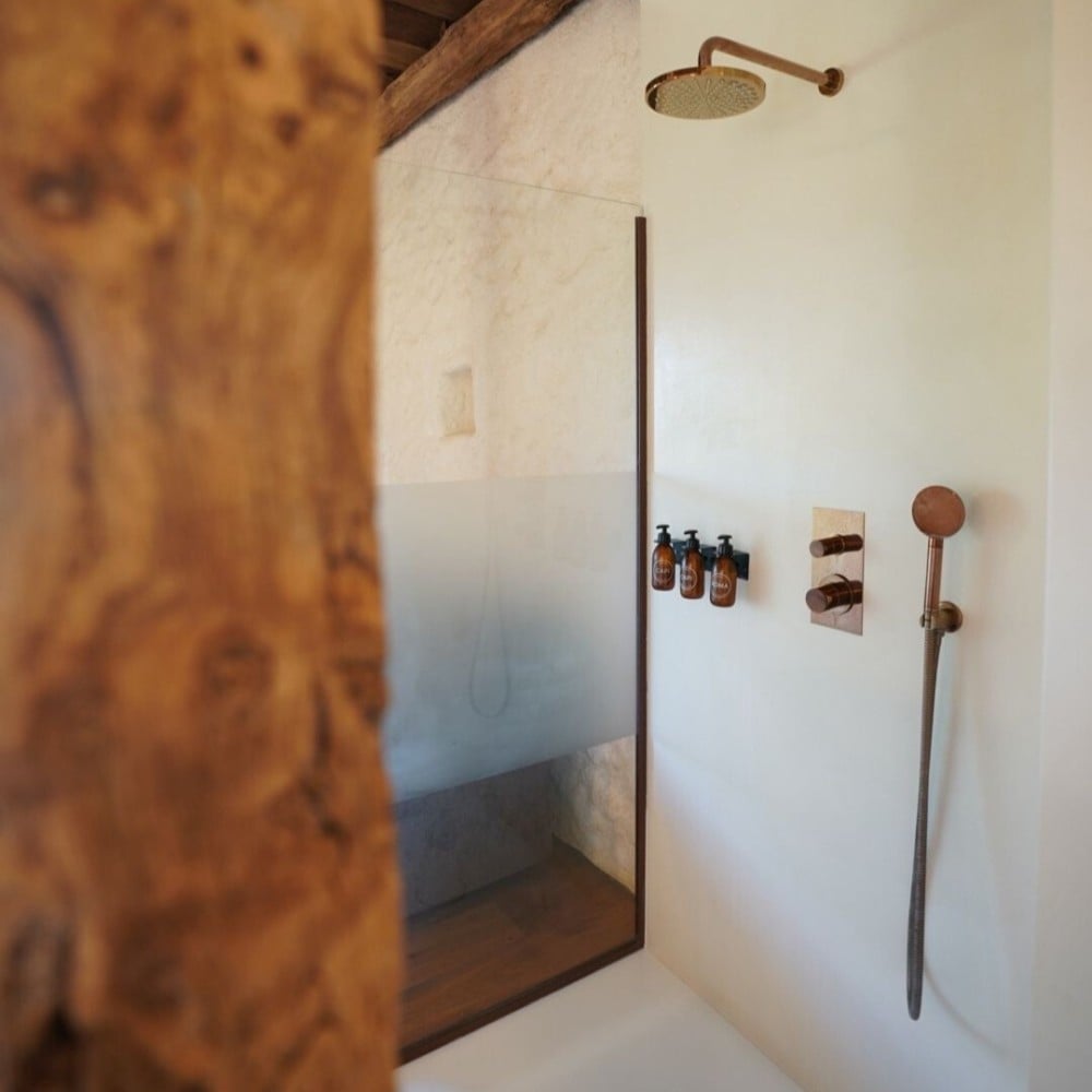 Béton ciré ISY salle de bain universel - douche couleur 40. Blanc cassé