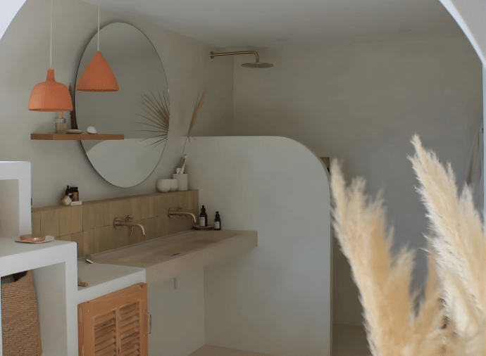 Colle à carrelage VS béton ciré :  qui sera vainqueur sur le long terme ?