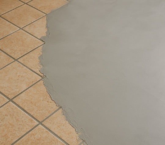 Peut-on appliquer du béton ciré sur un ancien carrelage ? Oui, et voici comment !
