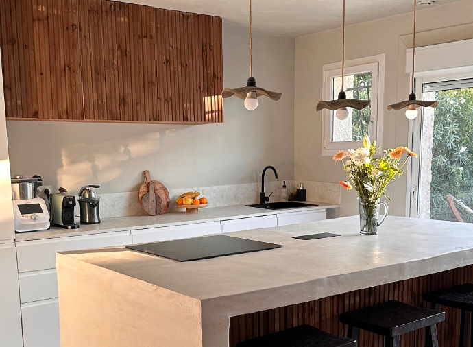 Béton ciré et autres matériaux : quelles sont les associations qui matchent en 2025 ?