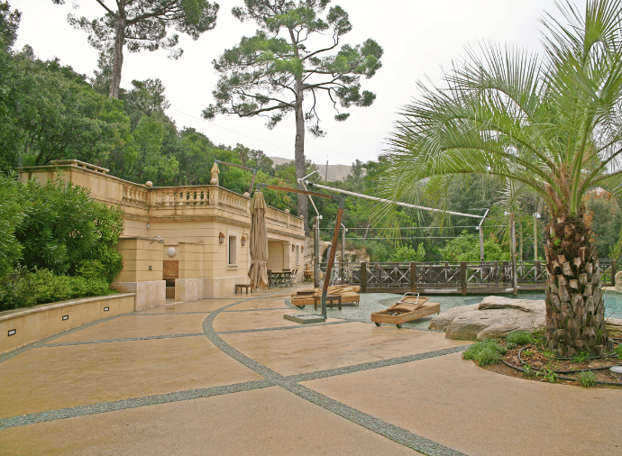 Comment créer une terrasse et une allée de jardin en béton désactivé ?