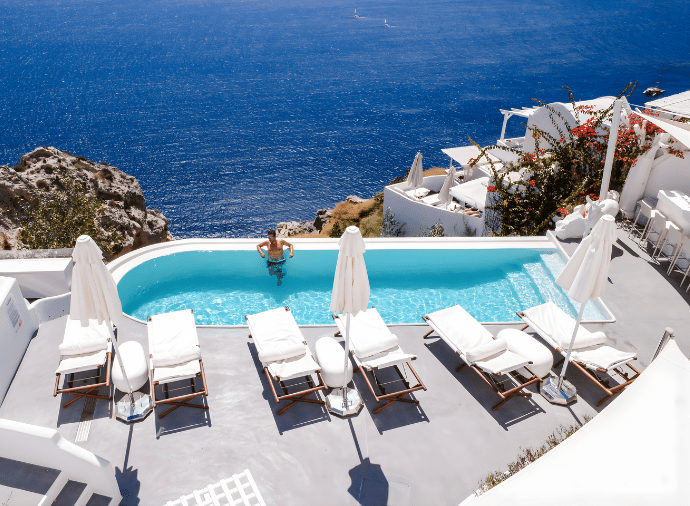 Piscine en béton ciré ultra-tendance avec le kit ISY béton ciré Piscine