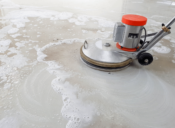 Comment enlever des taches sur du béton ciré ?