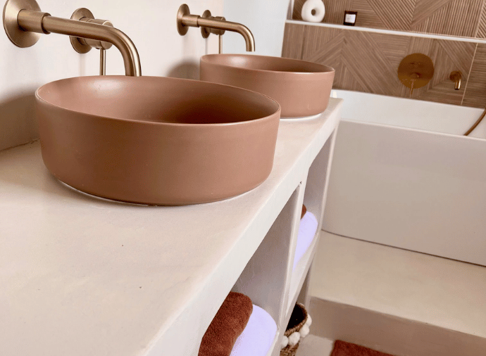 Le plan de toilette en beton ciré : une idée design !