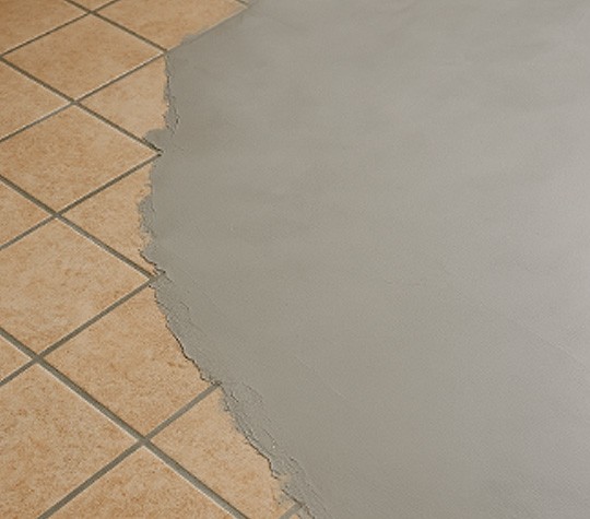 Peut-on appliquer du béton ciré sur un ancien carrelage ? Oui, et voici comment !